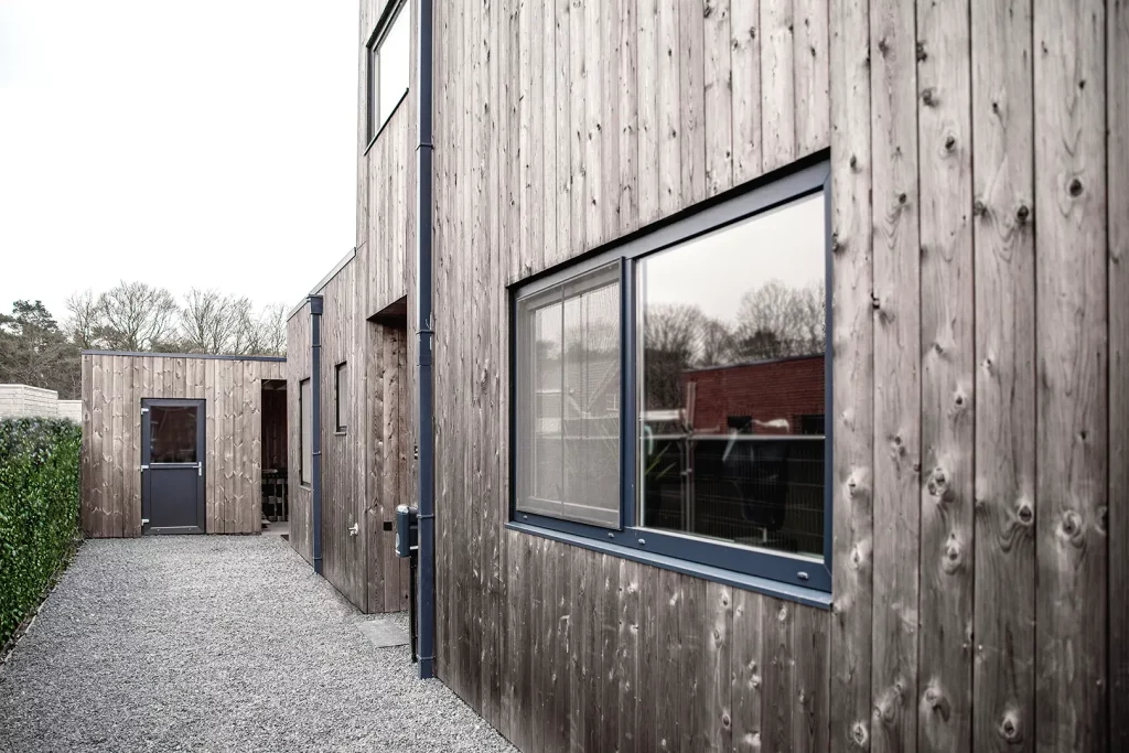 Houtskeletbouw bungalow zijgevel en schuur